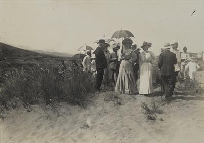 Κρήτη. Ο Ύπατος Αρμοστής Αλέξανδρος Ζαΐμης ανάμεσα σε ομάδα επισκεπτών. Φωτογραφία, 1907