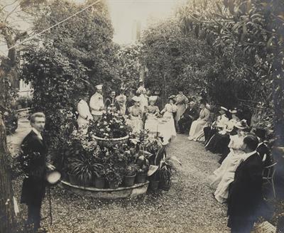 Κρήτη. Δεξίωση στον κήπο της Αγγλικής πρεσβείας. Φωτογραφία, 9 Μαϊου 1907.