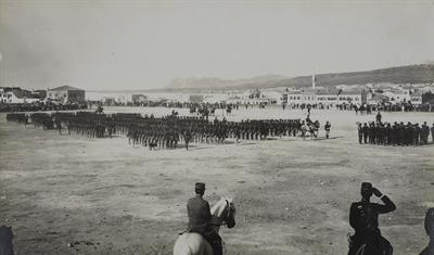 Κρήτη. Επιθεώρηση του 1ου Τάγματος Πολιτοφυλακής από τον Ύπατο Αρμοστή Αλέξανδρο Ζαΐμη στο Πεδίο του Άρεως στα Χανιά. Φωτογραφία, 28 Απριλίου 1908.