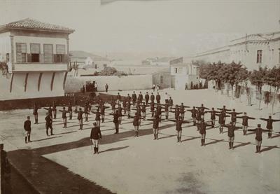 Κρήτη, Ηράκλειο. Ο τρίτος λόχος του 2ου Τάγματος Πολιτοφυλακής σε ασκήσεις ευκαμψίας. Φωτογραφία, Νοέμβριος 1907.