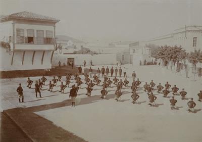 Κρήτη, Ηράκλειο. Ο τρίτος λόχος του 2ου Τάγματος Πολιτοφυλακής σε ασκήσεις ευκαμψίας. Φωτογραφία, Νοέμβριος 1907.