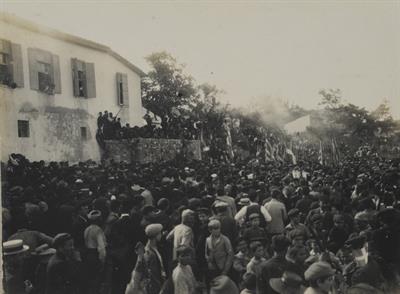 Κρήτη. Η ανακήρυξη της ένωσης της νήσου με την Ελλάδα στις Πλακούρες Ακρωτηρίου. Φωτογραφία, 1907-1909.