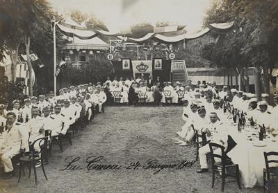 Κρήτη. Τιμητικό γεύμα προσφερόμενο από το ιταλικό τάγμα. Ο Δούκας του Abrugges στο ιταλικό στρατόπεδο. Φωτογραφία, 1907-1909.