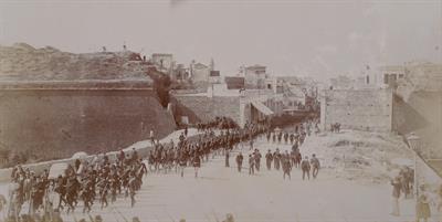 Κρήτη. Πριν από την επιθεώρηση, η πολιτοφυλακή παρελαύνει στους δρόμους του Ηρακλείου. Φωτογραφία, 28 Απριλίου 1908.