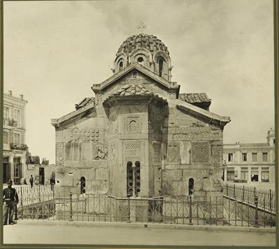 Αθήνα. Ναός της Παναγίας Γοργοεπήκοου και του Αγίου Ελευθερίου, άποψη από τα ανατολικά. Φωτογραφία του Carl Siele, 1910. Εκτέθηκε στη Διεθνή Έκθεση της Ρώμης του 1911.