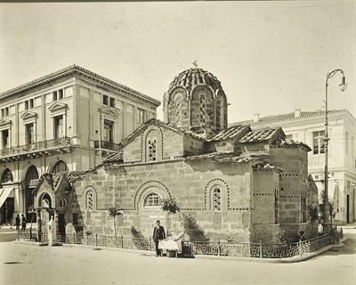 Αθήνα. Εκκλησία της Καπνικαρέας, άποψη από τα νοτιοανατολικά. Φωτογραφία του Carl Siele, 1910. Εκτέθηκε στη Διεθνή Έκθεση της Ρώμης του 1911.