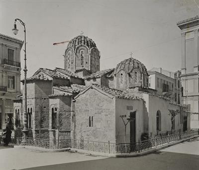 Αθήνα. Εκκλησία της Καπνικαρέας, άποψη από τα βορειοανατολικά. Φωτογραφία του Carl Siele, 1910. Εκτέθηκε στη Διεθνή Έκθεση της Ρώμης του 1911.