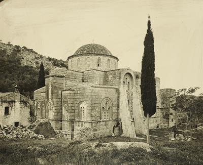 Μονή Δαφνίου, Αθήνα. Άποψη της εκκλησίας από τα βορειοανατολικά. Φωτογραφία του Carl Siele, 1910. Εκτέθηκε στη Διεθνή Έκθεση της Ρώμης του 1911.