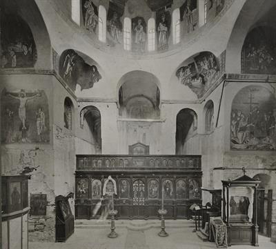 Μονή Δαφνίου, Αθήνα. Το εσωτερικό του ναού, άποψη από τα δυτικά προς τα ανατολικά. Φωτογραφία του Carl Siele, 1910. Εκτέθηκε στη Διεθνή Έκθεση της Ρώμης του 1911.