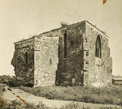 Ανδραβίδα, Πελοπόννησος. Ερείπια του ναού της Αγίας Σοφίας, άποψη από τα νοτιοανατολικά. Φωτογραφία του Carl Siele, 1910. Εκτέθηκε στη Διεθνή Έκθεση της Ρώμης του 1911.
