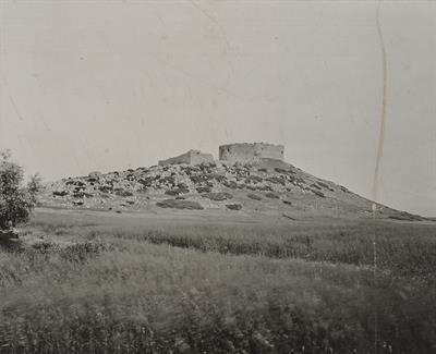 Το Κάστρο Χλεμούτσι, Πελοπόννησος. Ο φράγκικος πύργος, άποψη από τα δυτικά. Φωτογραφία του Carl Siele, 1910. Εκτέθηκε στη Διεθνή Έκθεση της Ρώμης του 1911.