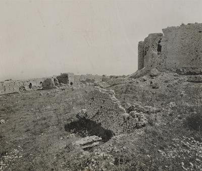 Το Κάστρο Χλεμούτσι, Πελοπόννησος. Ο φράγκικος πύργος, άποψη από τα νοτιοδυτικά. Φωτογραφία του Carl Siele, 1910. Εκτέθηκε στη Διεθνή Έκθεση της Ρώμης του 1911.