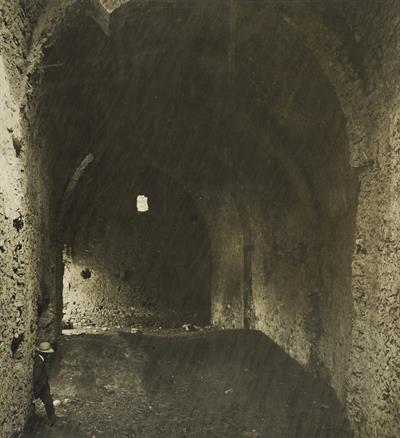 Κάστρο Χλεμούτσι, Πελοπόννησος. Το εσωτερικό του φράγκικου πύργου, άποψη από τα νοτιοανατολικά στα βορειοδυτικά. Φωτογραφία του Carl Siele, 1910. Εκτέθηκε στη Διεθνή Έκθεση της Ρώμης του 1911.