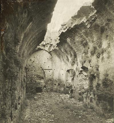 Κάστρο Χλεμούτσι, Πελοπόννησος. Το εσωτερικό του φράγκικου πύργου, άποψη από τα νοτιοανατολικά στα νοτιοδυτικά. Φωτογραφία του Carl Siele, 1910. Εκτέθηκε στη Διεθνή Έκθεση της Ρώμης του 1911.