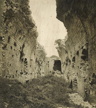 Κάστρο Χλεμούτσι, Πελοπόννησος. Το εσωτερικό του φράγκικου πύργου, άποψη από τα ανατολικά στα δυτικά. Φωτογραφία του Carl Siele, 1910. Εκτέθηκε στη Διεθνή Έκθεση της Ρώμης του 1911.