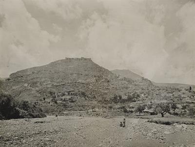 Μυστράς. Γενική άποψη από τα νοτιοανατολικά. Φωτογραφία του Carl Siele, 1910. Εκτέθηκε στη Διεθνή Έκθεση της Ρώμης του 1911.