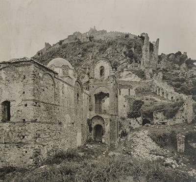 Μυστράς. Ο ναός Αφεντικό. Άποψη από τα βορειοανατολικά. Φωτογραφία του Carl Siele, 1910. Εκτέθηκε στη Διεθνή Έκθεση της Ρώμης του 1911.