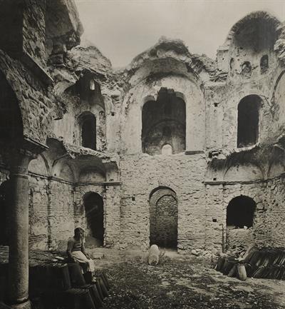 Μυστράς. Το εσωτερικό του ναού Αφεντικό, άποψη από τα βόρεια. Φωτογραφία του Carl Siele, 1910. Εκτέθηκε στη Διεθνή Έκθεση της Ρώμης του 1911.