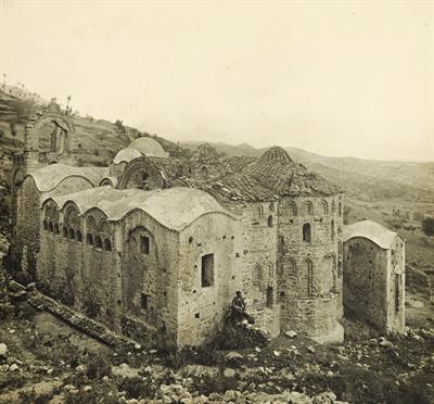 Μυστράς. Ο ναός Αφεντικό. Άποψη από τα νότια. Φωτογραφία του Carl Siele, 1910. Εκτέθηκε στη Διεθνή Έκθεση της Ρώμης του 1911.