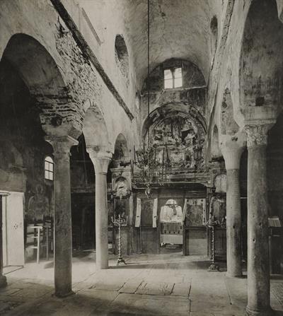 Μυστράς. Το εσωτερικό της Μητρόπολης (Αγίου Δημητρίου). Φωτογραφία του Carl Siele, 1910. Εκτέθηκε στη Διεθνή Έκθεση της Ρώμης του 1911.