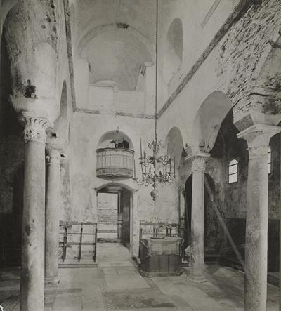 Μυστράς. Το εσωτερικό του ναού του Αγίου Δημητρίου, άποψη από τα βόρεια. Φωτογραφία του Carl Siele, 1910. Εκτέθηκε στη Διεθνή Έκθεση της Ρώμης του 1911.