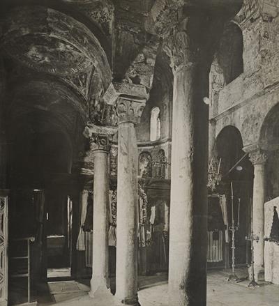 Μυστράς. Το εσωτερικό της Ιεράς Μονής Παντάνασσας. Φωτογραφία του Carl Siele, 1910. Εκτέθηκε στη Διεθνή Έκθεση της Ρώμης του 1911.
