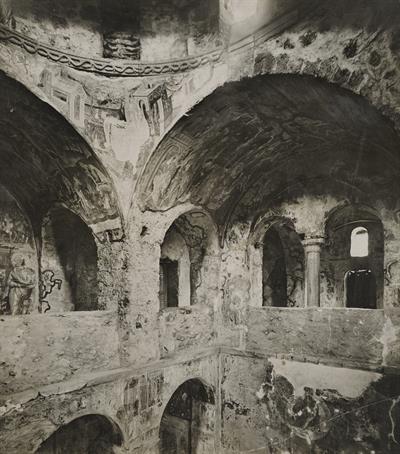 Μυστράς. Το εσωτερικό της Ιεράς Μονής Παντάνασσας. Φωτογραφία του Carl Siele, 1910. Εκτέθηκε στη Διεθνή Έκθεση της Ρώμης του 1911.