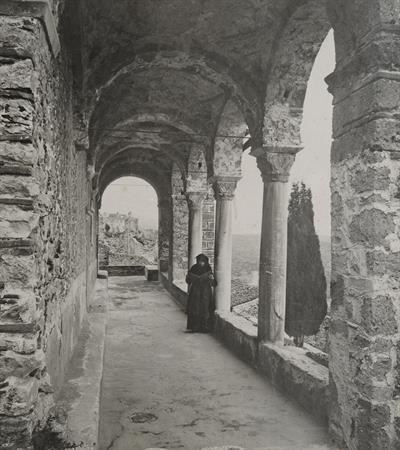 Μυστράς. Ιερά Μονή Παντάνασσας, άποψη από τα νότια προς τα βόρεια. Φωτογραφία του Carl Siele, 1910. Εκτέθηκε στη Διεθνή Έκθεση της Ρώμης του 1911.