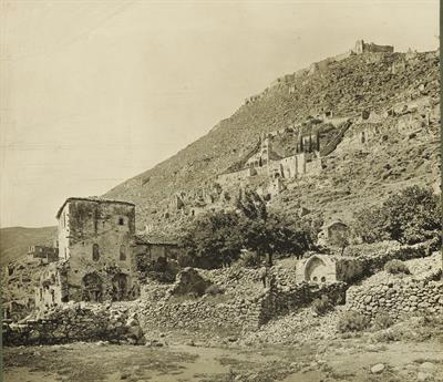 Μυστράς. Άποψη της Ιεράς Μονής Παντάνασσας από τα βορειοανατολικά. Φωτογραφία του Carl Siele, 1910. Εκτέθηκε στη Διεθνή Έκθεση της Ρώμης του 1911.