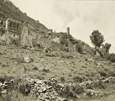 Μυστράς. Η Μονή Περίβλεπτος, άποψη από τα βορειοδυτικά. Φωτογραφία του Carl Siele, 1910. Εκτέθηκε στη Διεθνή Έκθεση της Ρώμης του 1911.