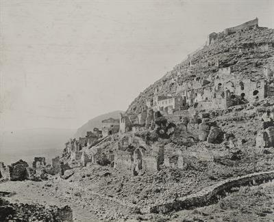 Μυστράς. Άποψη της πόλης εκ των άνω. Φωτογραφία του Carl Siele, 1910. Εκτέθηκε στη Διεθνή Έκθεση της Ρώμης του 1911.