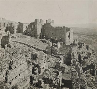 Μυστράς. Άποψη της πόλης από τα νοτιοδυτικά. Φωτογραφία του Carl Siele, 1910. Εκτέθηκε στη Διεθνή Έκθεση της Ρώμης του 1911.
