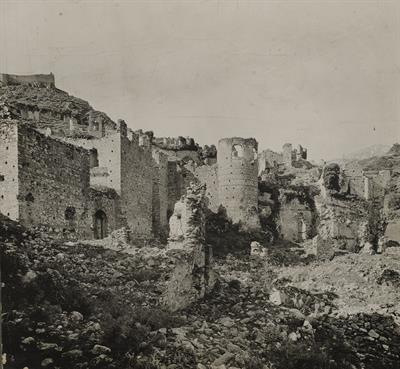 Μυστράς. Άποψη της πόλης από τα βορειοανατολικά. Φωτογραφία του Carl Siele, 1910. Εκτέθηκε στη Διεθνή Έκθεση της Ρώμης του 1911.