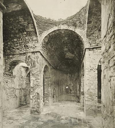 Μυστράς. Το εσωτερικό του ναού του Αγίου Νικολάου. Φωτογραφία του Carl Siele, 1910. Εκτέθηκε στη Διεθνή Έκθεση της Ρώμης του 1911.