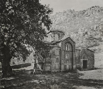 Άμφισσα στη Φωκίδα. Η εκκλησία της Μεταμόρφωσης του Σωτήρος. Άποψη από τα βορειοανατολικά. Φωτογραφία του Carl Siele, 1910. Eκτέθηκε στη Διεθνή Έκθεση της Ρώμης του 1911.