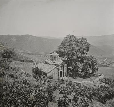 Άμφισσα στη Φωκίδα. Η εκκλησία της Μεταμόρφωσης του Σωτήρος. Άποψη από τα νοτιοδυτικά. Φωτογραφία του Carl Siele, 1910. Eκτέθηκε στη Διεθνή Έκθεση της Ρώμης του 1911.