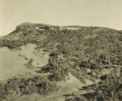 Η Μονή του Οσίου Λουκά στη Φωκίδα, άποψη από τα νοτιοανατολικά. Φωτογραφία του Carl Siele, 1910. Eκτέθηκε στη Διεθνή Έκθεση της Ρώμης του 1911.