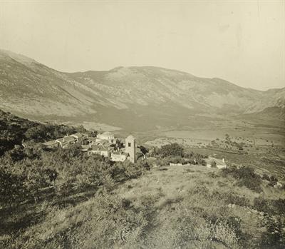 Η Μονή του Οσίου Λουκά στη Φωκίδα, άποψη από τα δυτικά. Φωτογραφία του Carl Siele, 1910. Eκτέθηκε στη Διεθνή Έκθεση της Ρώμης του 1911.