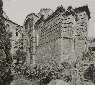 Η Μονή Οσίου Λουκά στη Φωκίδα. Η νότια όψη της εκκλησίας της Θεοτόκου. Φωτογραφία του Carl Siele,1910. Eκτέθηκε στη Διεθνή Έκθεση της Ρώμης του 1911.