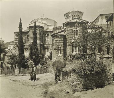 Η Μονή του Οσίου Λουκά και η εκκλησία της Θεοτόκου στη Φωκίδα. Άποψη των δύο εκκλησιών από τα ανατολικά. Φωτογραφία του Carl Siele, 1910.  Eκτέθηκε στη Διεθνή Έκθεση της Ρώμης του 1911.