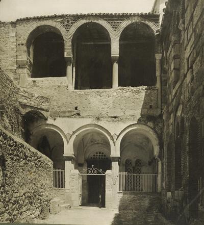 Μονή του Οσίου Λουκά. Η αυλή της εκκλησίας της Θεοτόκου με την πτέρυγα των κελιών. Φωτογραφία του Carl Siele, 1910. Eκτέθηκε στη Διεθνή Έκθεση της Ρώμης του 1911.