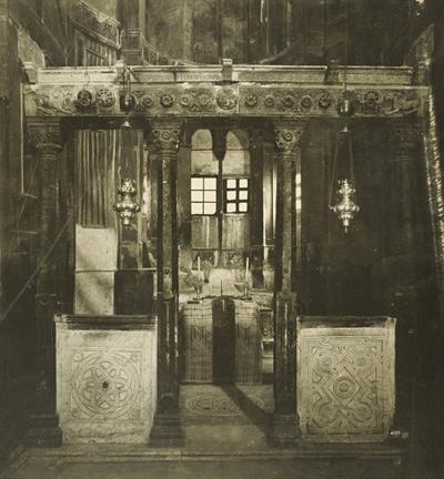 Μονή του Οσίου Λουκά στη Φωκίδα. Το εσωτερικό της κυρίως εκκλησίας. Φωτογραφία του Carl Siele, 1910. Εκτέθηκε στη Διεθνή Έκθεση της Ρώμης του 1911.