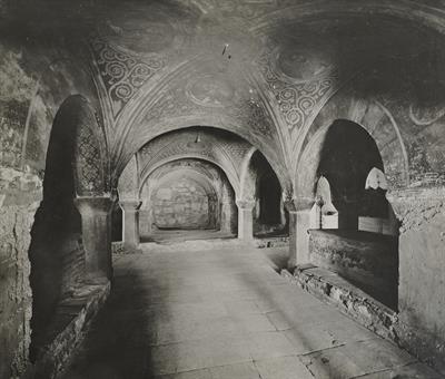 Η Μονή του Οσίου Λουκά στη Φωκίδα. Άποψη της κρύπτης από τα δυτικά. Φωτογραφία του Carl Siele, 1910. Εκτέθηκε στη Διεθνή Έκθεση της Ρώμης του 1911.