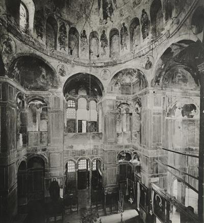 Η Μονή του Οσίου Λουκά στη Φωκίδα. Το εσωτερικό του κυρίως ναού. Φωτογραφία του Carl Siele, 1910. Εκτέθηκε στη Διεθνή Έκθεση της Ρώμης του 1911.
