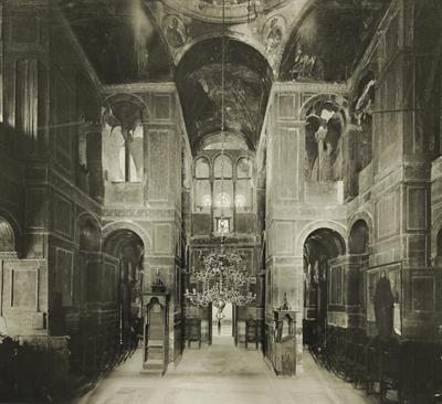 Η Μονή του Οσίου Λουκά στη Φωκίδα. Το εσωτερικό του κυρίως ναού, άποψη από τα ανατολικά στα δυτικά. Φωτογραφία του Carl Siele, 1910. Εκτέθηκε στη Διεθνή έκθεση της Ρώμης του 1911.