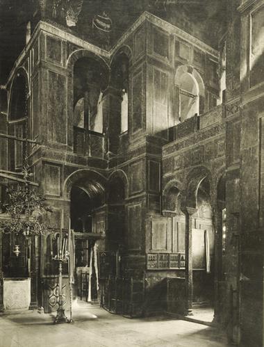 Η Μονή του Οσίου Λουκά στη Φωκίδα. Το εσωτερικό του ναού, άποψη από τα βορειοδυτικά. Φωτογραφία του Carl Siele, 1910. Εκτέθηκε στη Διεθνή έκθεση της Ρώμης του 1911.