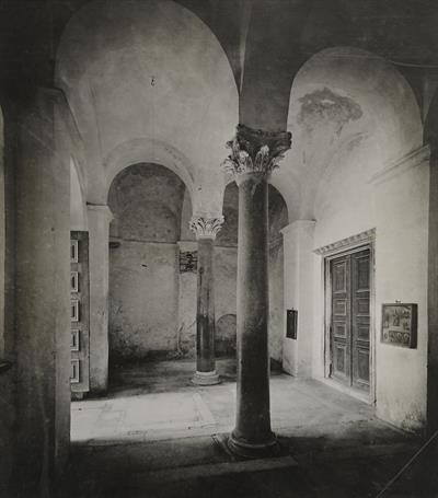 Η Μονή του Οσίου Λουκά στη Φωκίδα. Η εκκλησία της Θεοτόκου, άποψη από τα νότια στα βόρεια. Φωτογραφία του Carl Siele, 1910. Εκτέθηκε στη Διεθνή έκθεση της Ρώμης του 1911.