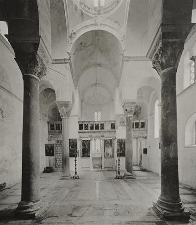 Η Μονή του Οσίου Λουκά στη Φωκίδα. Η εκκλησία της Θεοτόκου, άποψη από τα δυτικά στα ανατολικά. Φωτογραφία του Carl Siele, 1910. Εκτέθηκε στη Διεθνή έκθεση της Ρώμης του 1911.
