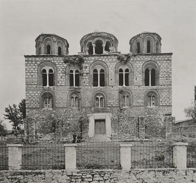 Άρτα, Ήπειρος. Η εκκλησία της Παναγίας της Παρηγορήτισσας, άποψη από τα δυτικά. Φωτογραφία του Carl Siele, 1910. Εκτέθηκε στη Διεθνή Έκθεση της Ρώμης του 1911.