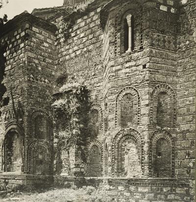 Άρτα, Ήπειρος. Η εκκλησία της Παναγίας της Παρηγορήτισσας. Φωτογραφία του Carl Siele, 1910. Εκτέθηκε στη Διεθνή Έκθεση της Ρώμης του 1911.